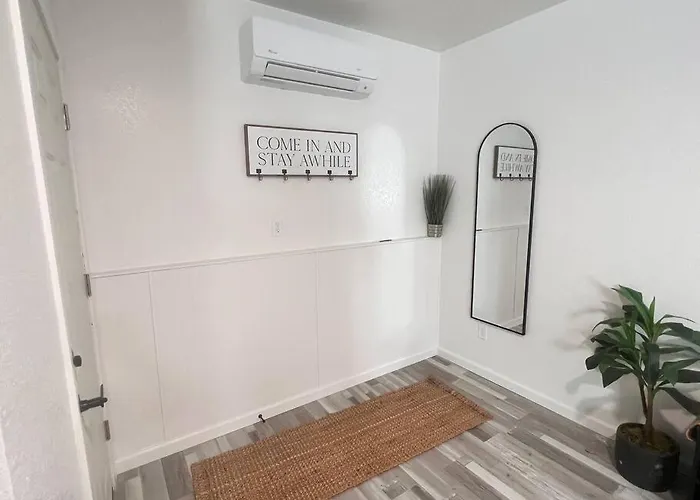 Downtown Garden Escape Apartment *